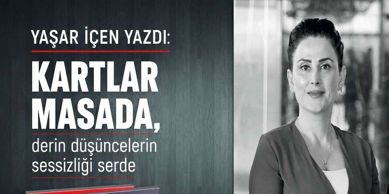 Kartalar masada derin düşüncelerin sessizliği serde