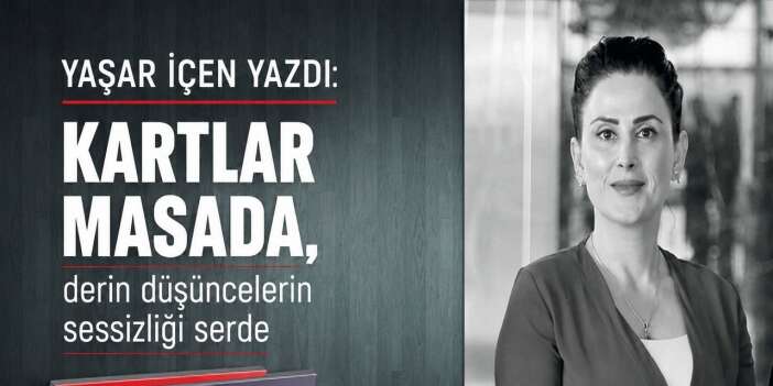 Kartalar masada derin düşüncelerin sessizliği serde
