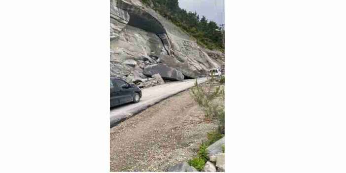 Ayancık'ta Heyelan: Yol Ulaşıma Kapatıldı