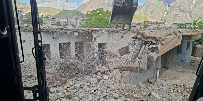 Hakkari’de tehlike saçan metruk binalar yıkılıyor