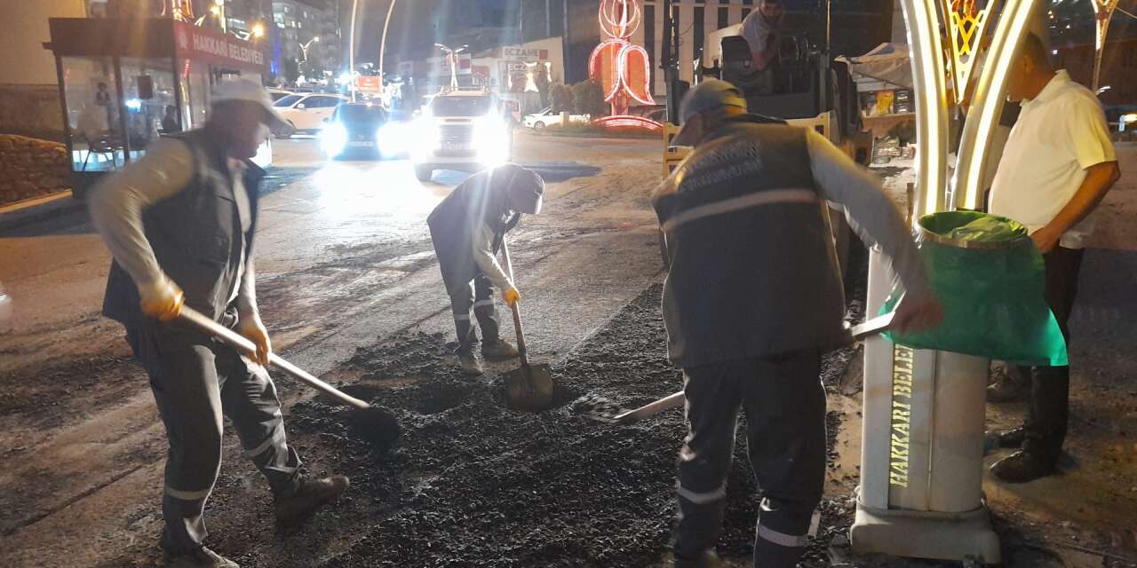 Hakkari’de bozulan yollar tek tek onarılıyor