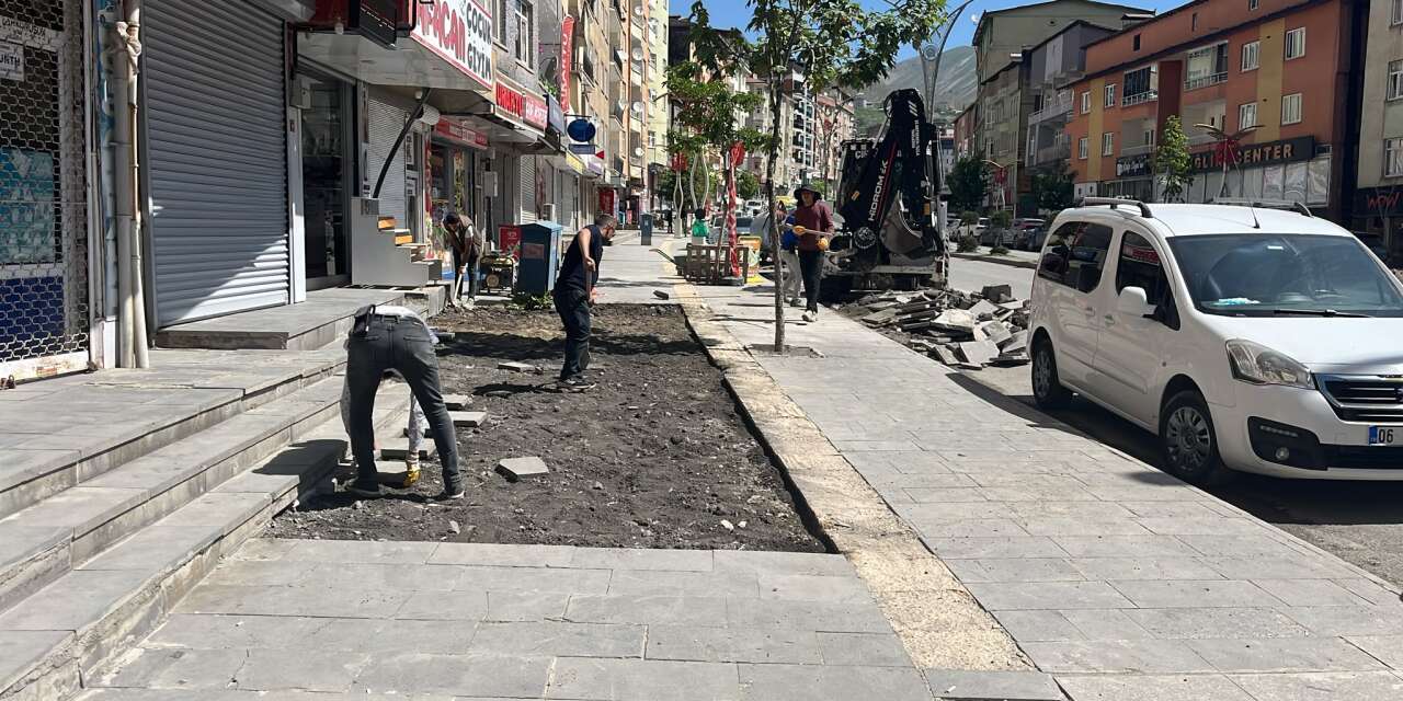 Hakkari'de tahrip olan kaldırımlar yenileniyor