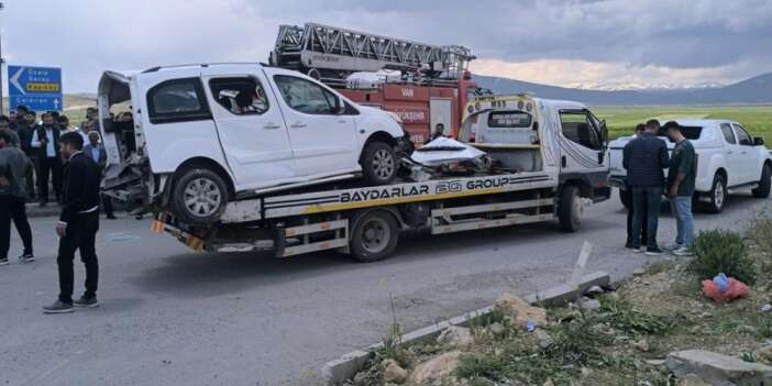 Van'da araçlar çarpıştı 3’ü çocuk 4 kişi öldü, 2’si ağır 4 yaralı