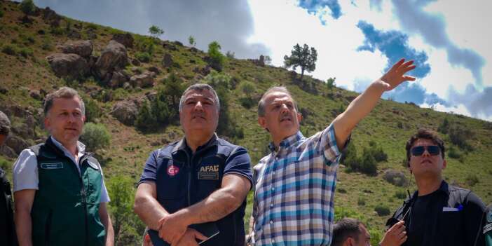 Van-Hakkâri Karayolu'ndaki heyelan masaya yatırıldı