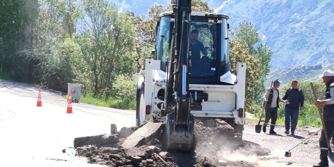 Hakkari’de bozulan yollar tek tek yenileniyor