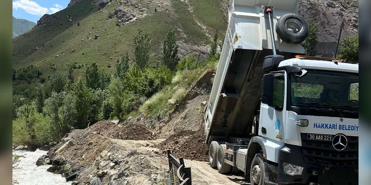Belediye ve DSİ'den çöken yola müdahale