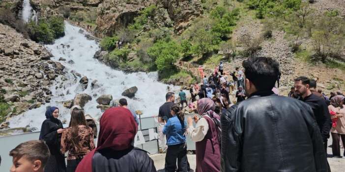 Vatandaşlar serinliği Kanispi Şelalesi'nde buldu