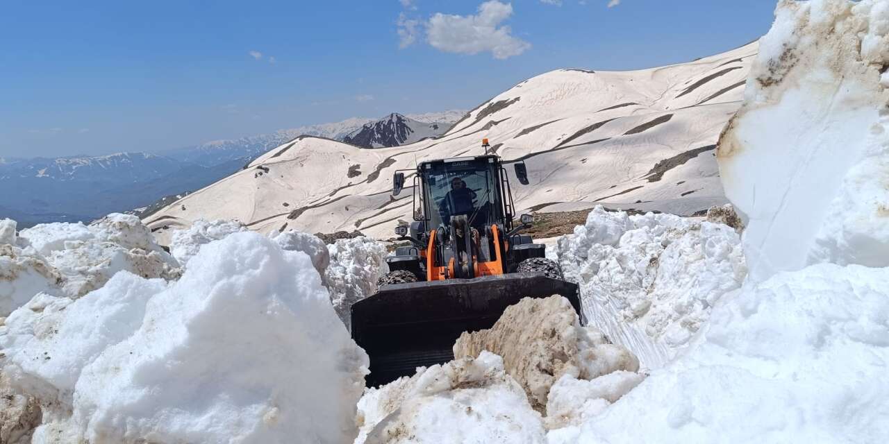 Hakkari-Van alternatif yolunda kar mesaisi