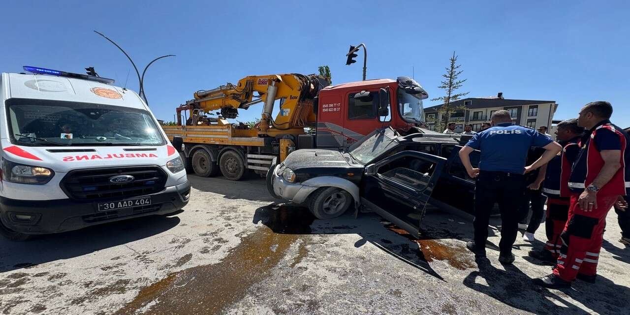 Yüksekova'da trafik kazası 1 yaralı