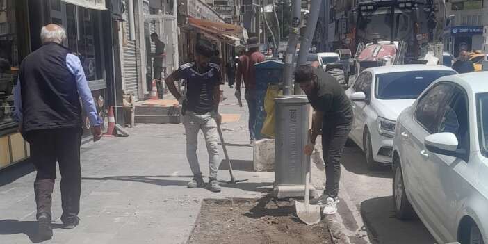 Hakkari’de kaldırım bakım çalışmaları sürüyor