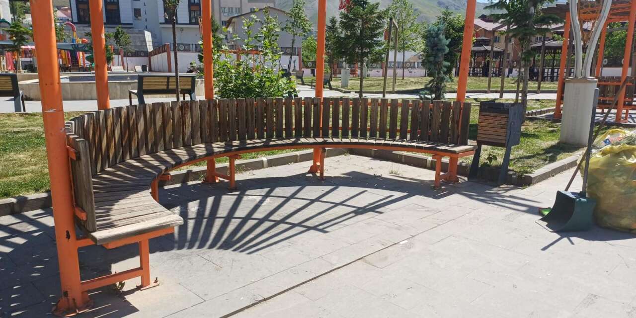 Hakkari’de parklar yeniden temiz görünümüne kavuştu