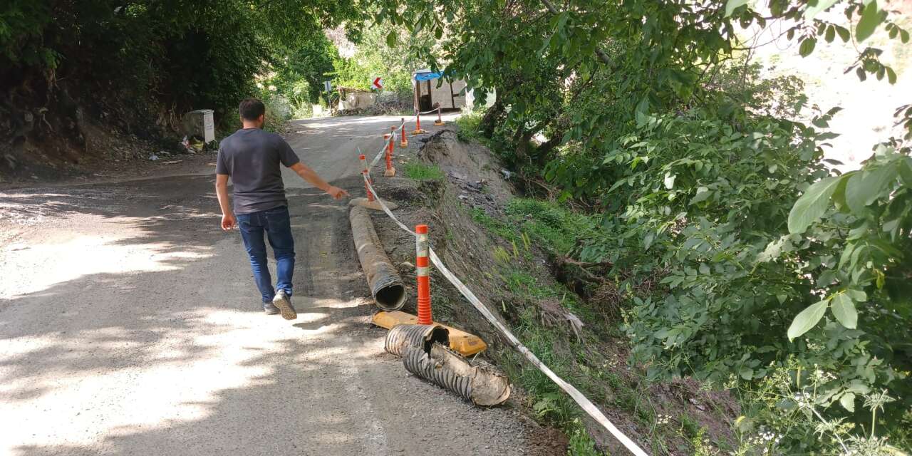 Hakkari-Durankaya Karayolunda çökme riski