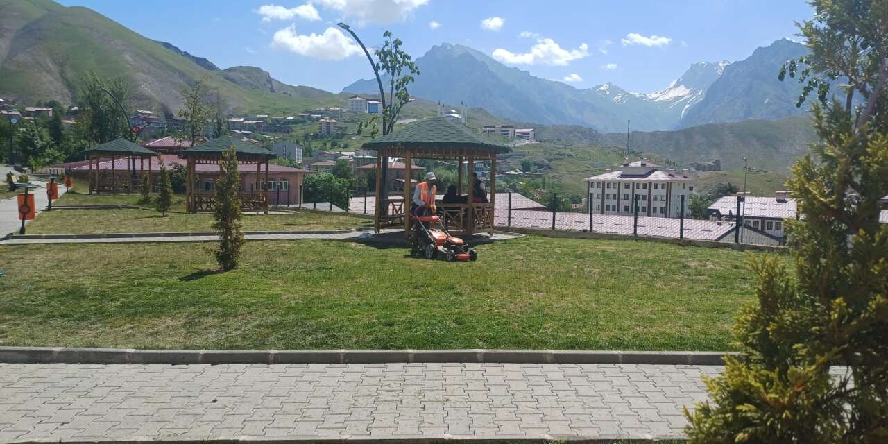 Belediye ekipleri parkları pırıl pırıl hale getirdi