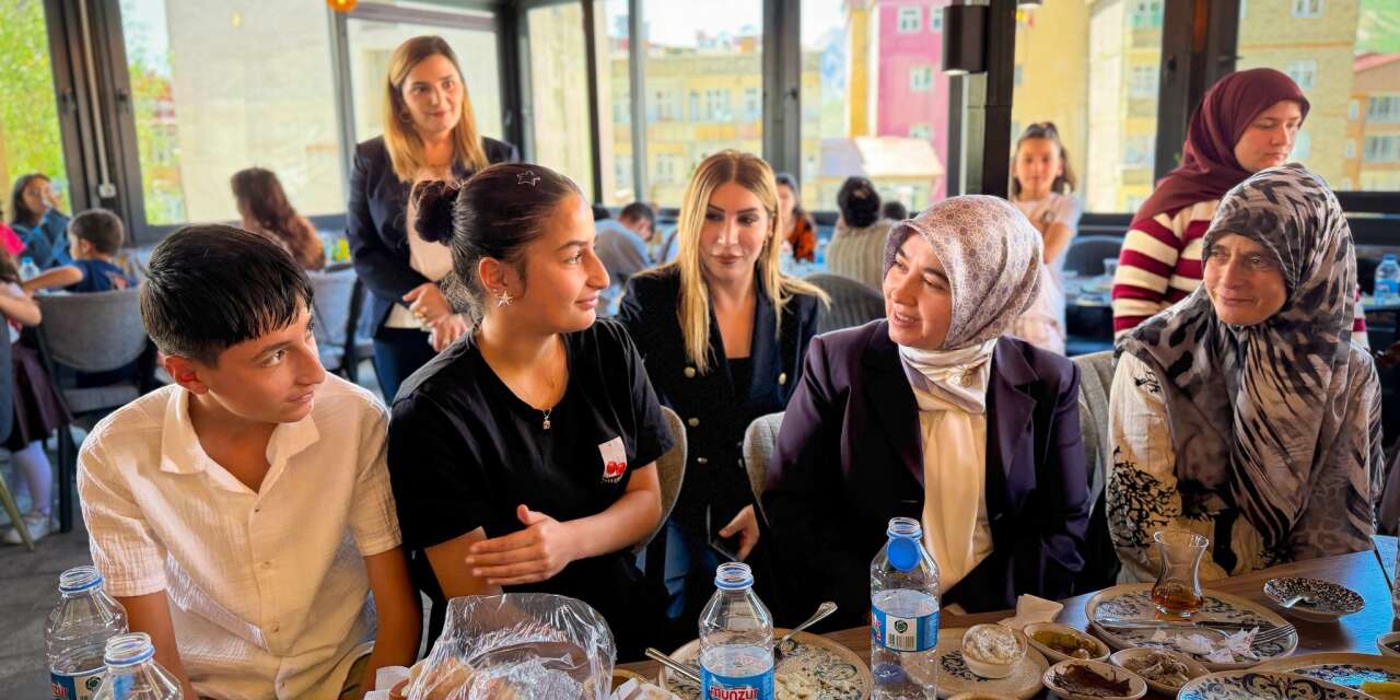 Vali eşi Nesibe Taşyapan çocuklarla kahvaltıda buluştu