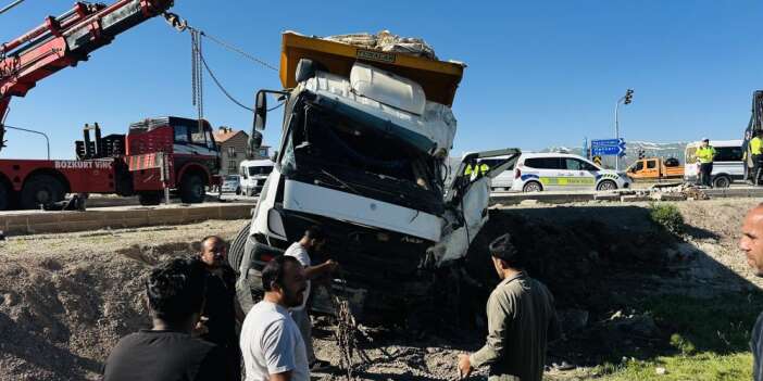 Yolcu minibüsü ile kamyon çarpıştı: 2 ölü, 3 yaralı
