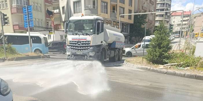 Hakkari'de caddeler tazyikli suyla yıkandı