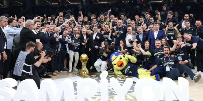 Fenerbahçe Sezonu 3 Kupa ile Tamamladı