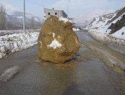 Karayoluna dev kayalar düştü