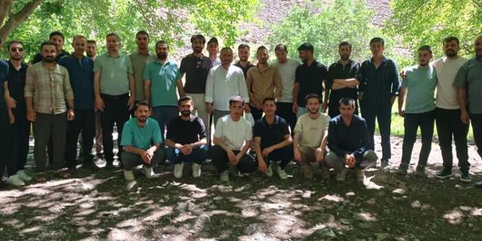 Umre bilgi yarışmasına katılan gençlere piknik sürprizi
