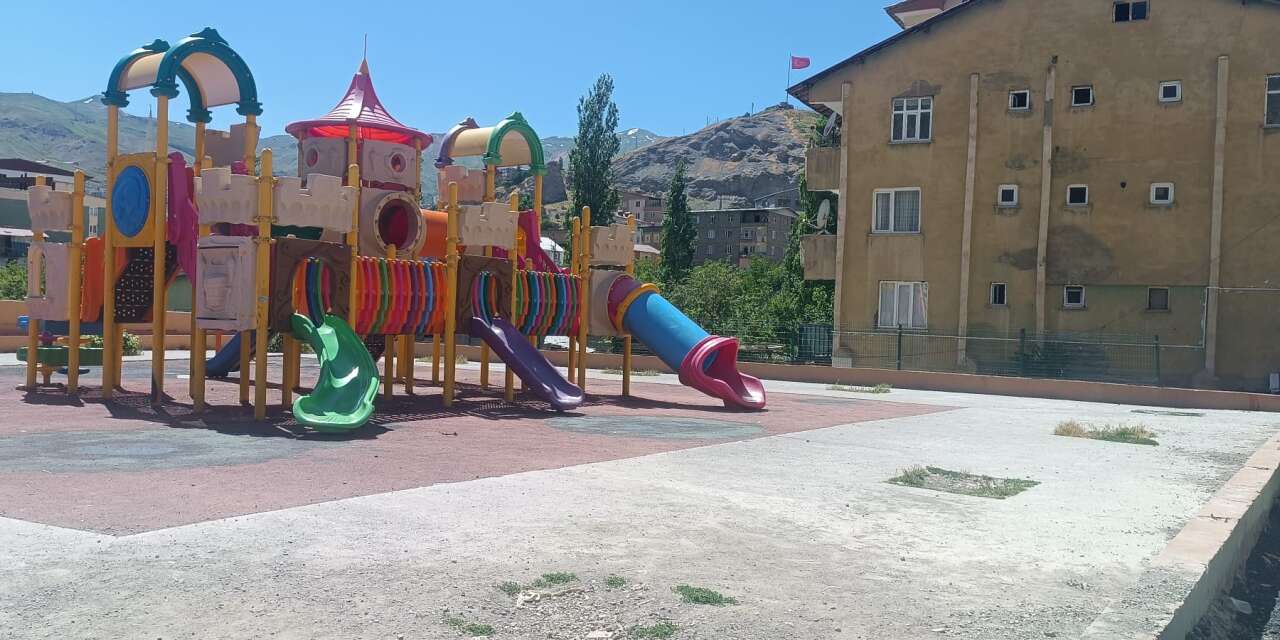 Parklarda bakım ve onarım seferberliği sürüyor