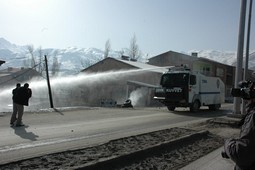 POLİS GAZETECİLERE TAZYİKLİ SU SIKTI