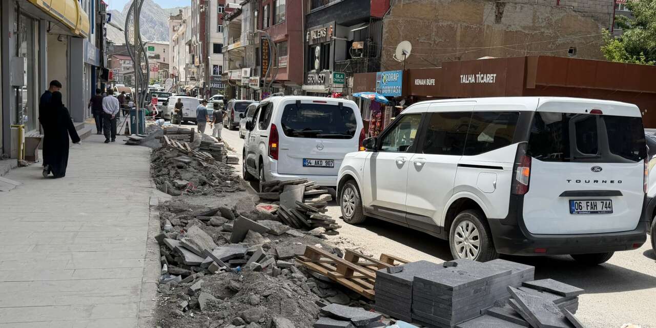Hakkari'de hasarlı kaldırımlar yenileniyor