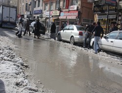 Yollar gölete döndü belediye harekete geçti