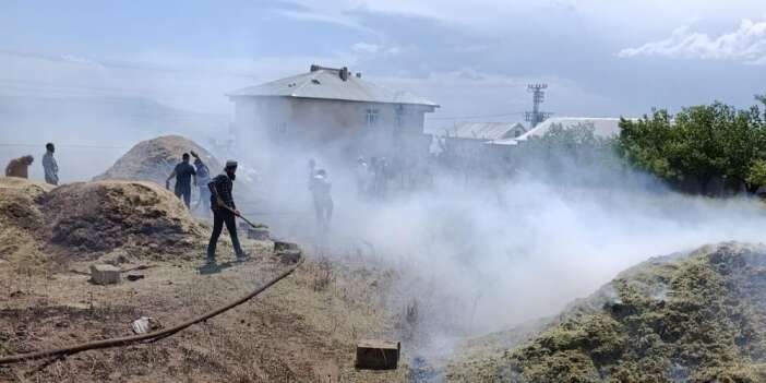 20 ton saman yanarak kül oldu