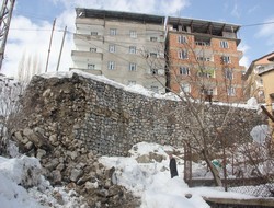 İstinat duvarı çöktü