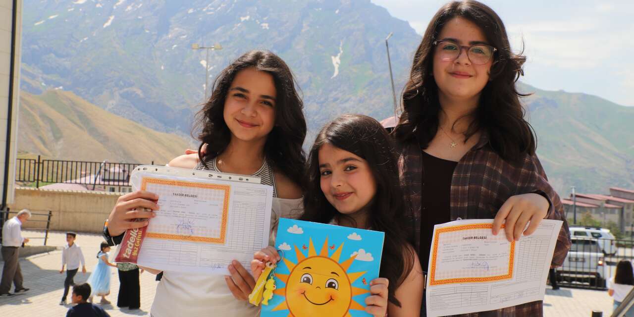 Hakkari’de başarı dolu karne günü