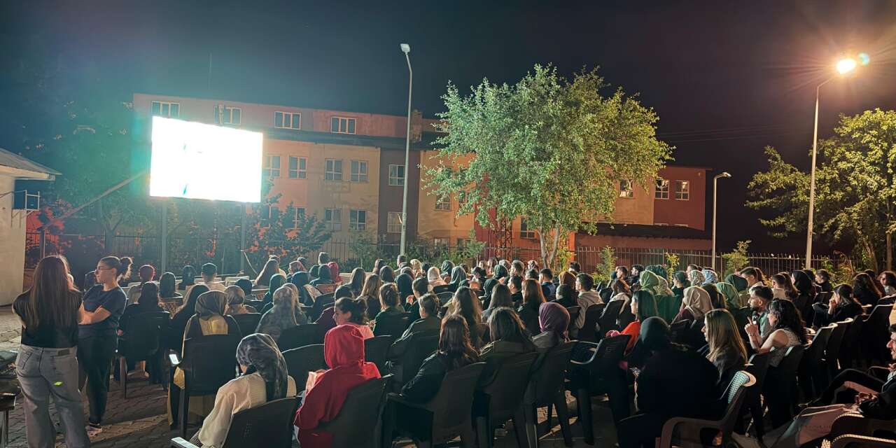 Hakkâri yurtlarında hava sineması etkinliği düzenlendi