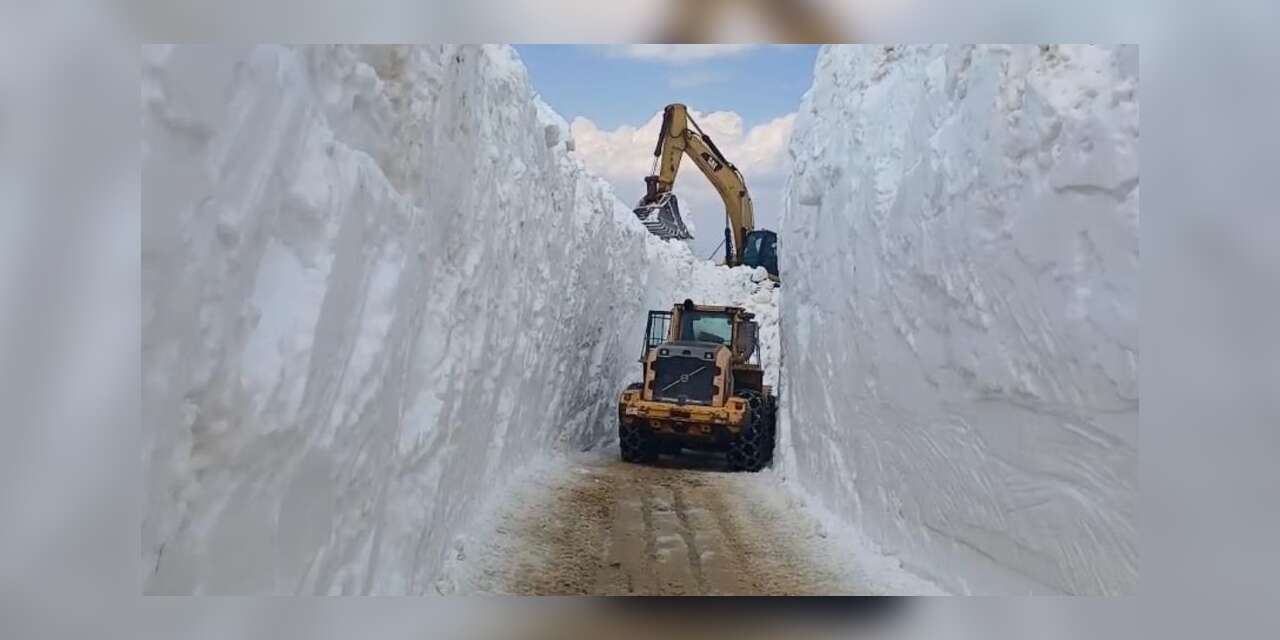 Hakkari'de Temmuz ayında 4 metre karla mücadele