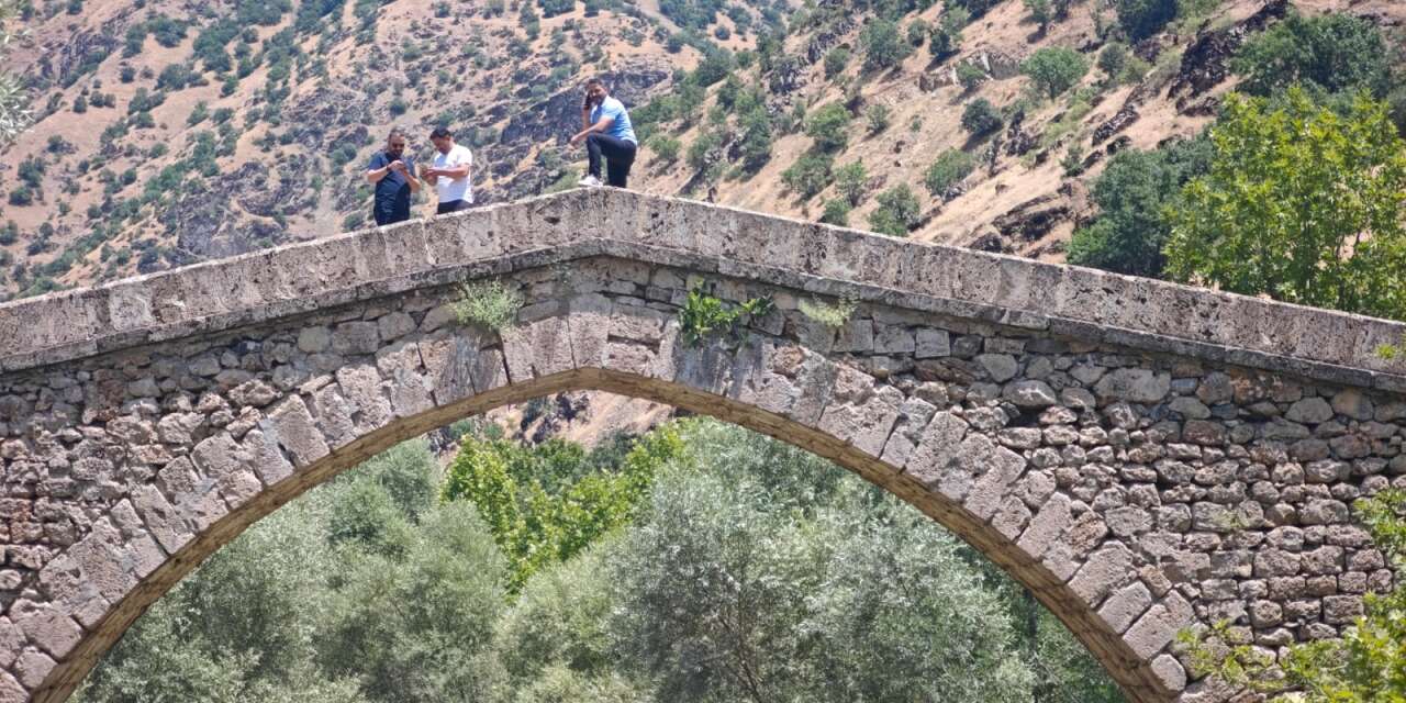 Nehri Taş Köprü ziyaretçilerin gözdesi oldu