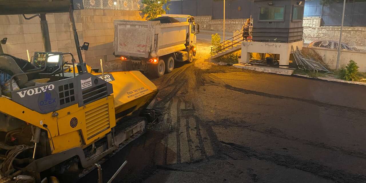 Hakkari Valiliği Bahçesinde Asfalt Mesaisi