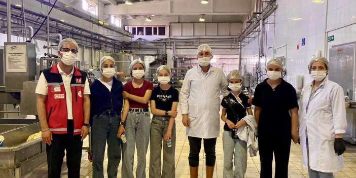Yüksekova'da çocuklara süt fabrikasına eğitici gezi
