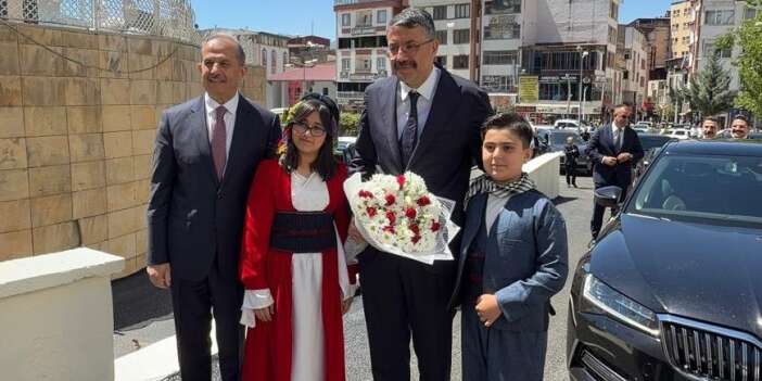 Bakan Yardımcısı Ali Çelik Hakkari’de sevgi seli