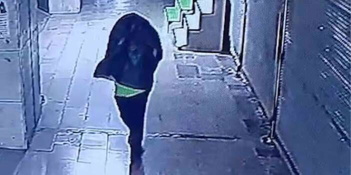 Başına Çöp Poşeti Geçirdi, Çay Ocağını Ateşe Verdi