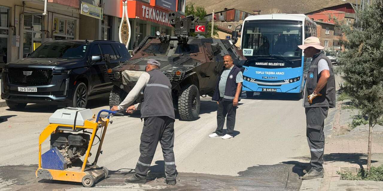 Belediye ekipleri bozulan yolları tek tek yeniliyor