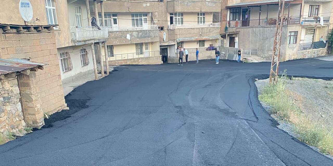 Hakkari'de asfalt ve yama çalışmaları sürüyor