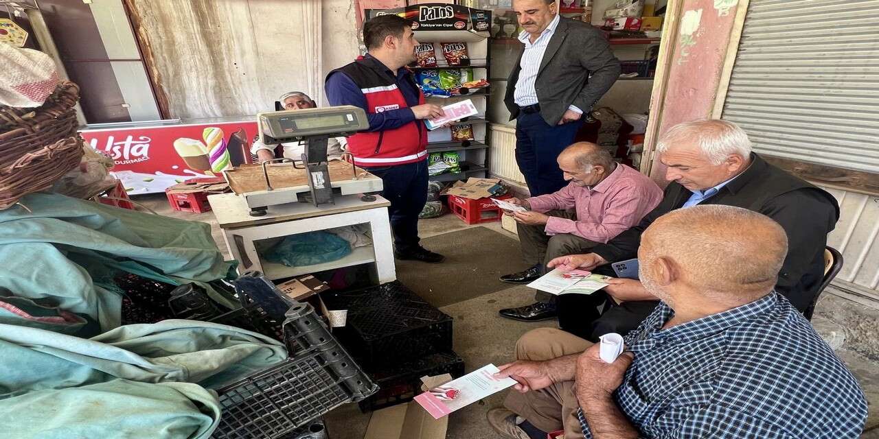 Şemdinli’de vatandaşlara koruyucu aile broşürü dağıtıldı
