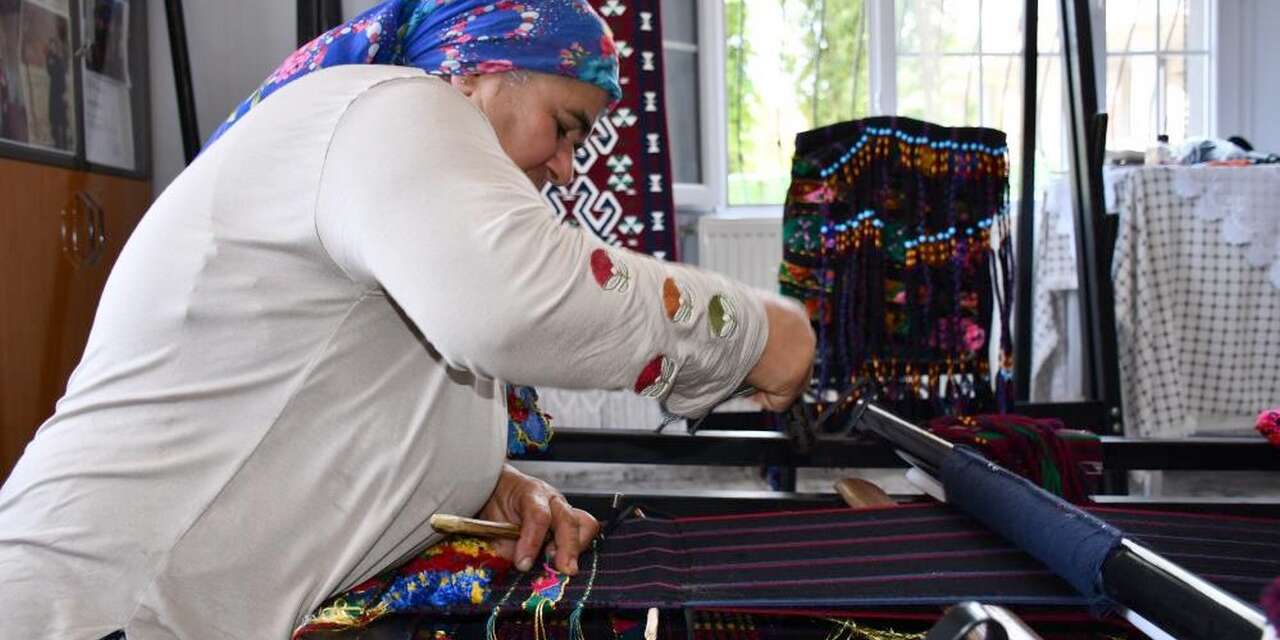 Uludereli anne, heybe yaparak dört çocuk okuttu