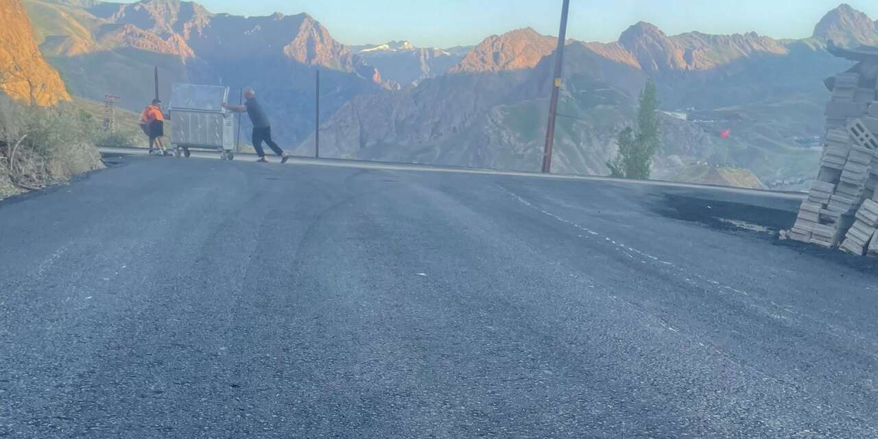 Hakkari Belediyesi'nden 15 mahallede asfalt seferberliği