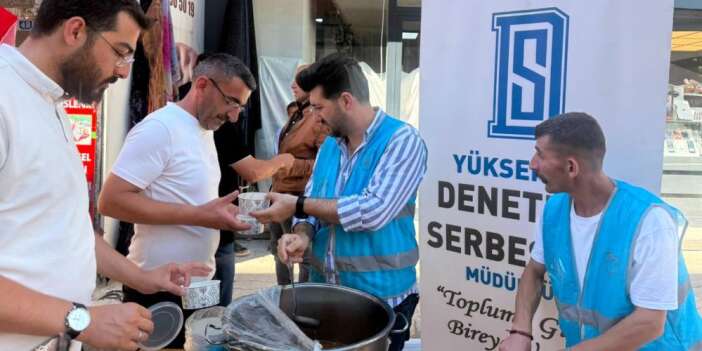 Vatandaşlara aşure ikramı yapıldı