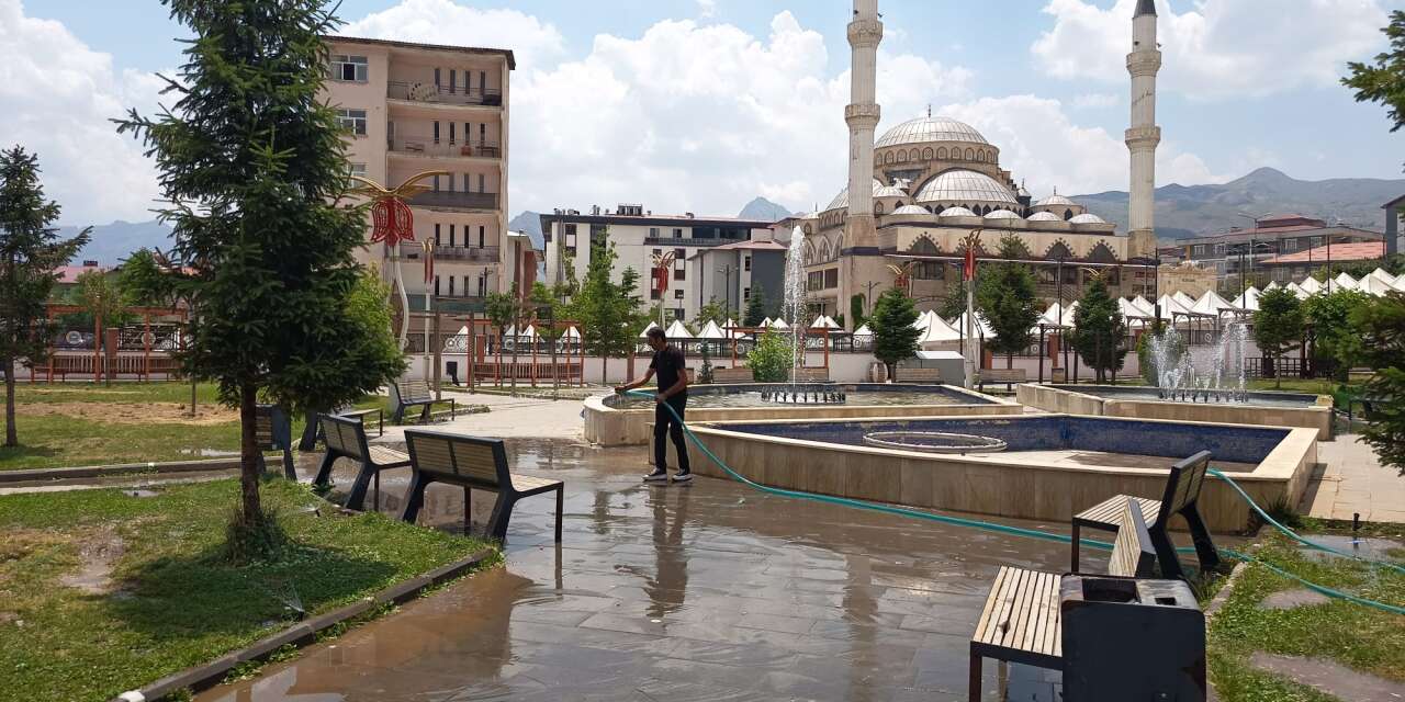 Belediye ekipleri Kent Park'ı pırıl pırıl yaptı