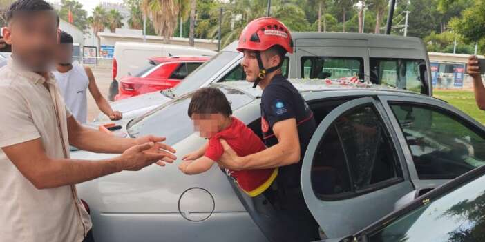 Otomobilde kilitli kalan çocuğu itfaiye kurtardı