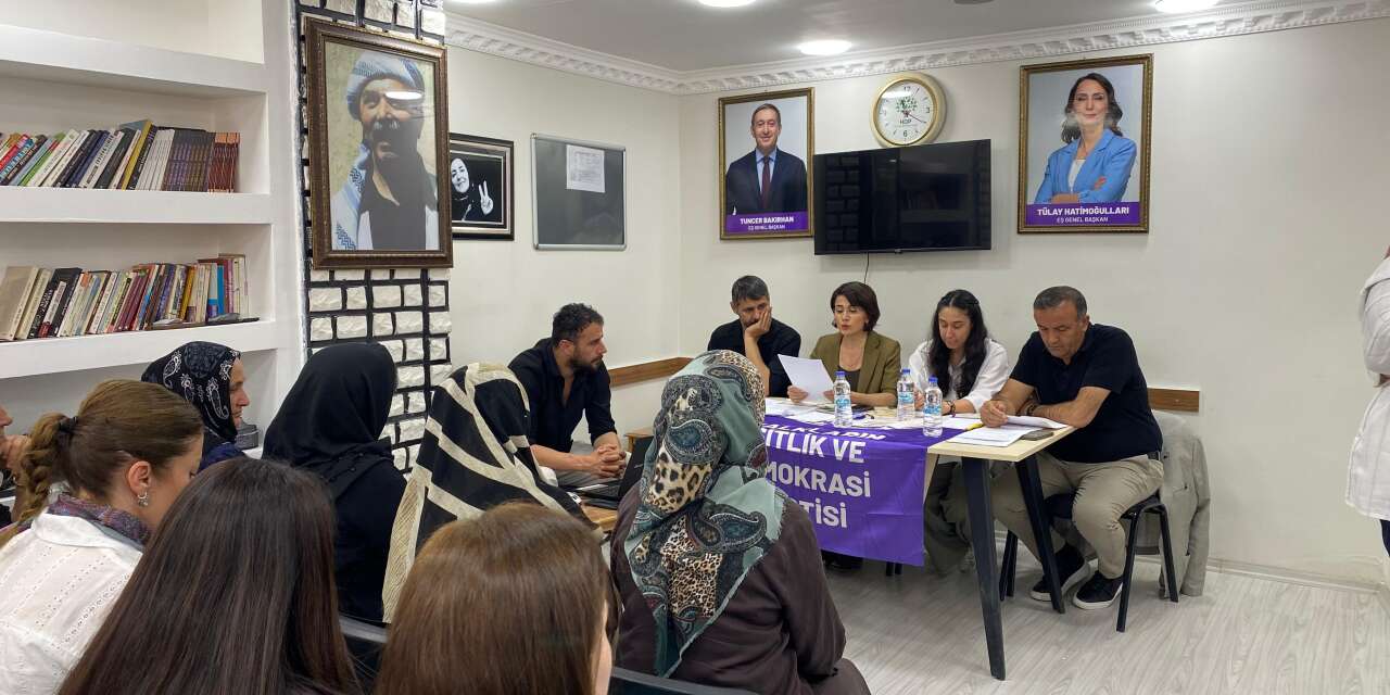 DEM Parti Hakkari'de genel kongre sürecini masaya yatırdı