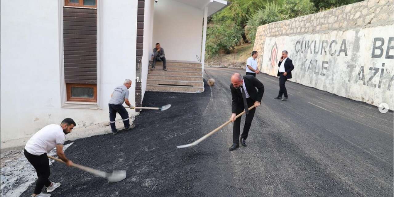 Çukurca’da taziye evi yolu asfaltlandı