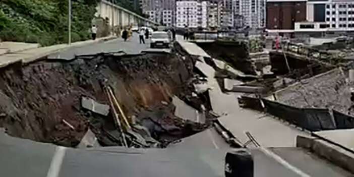 Korkutan Yol Çökmesi! 2 Bina Boşaltıldı