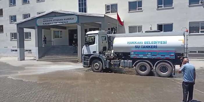 Hakkari’de ekipler gece boyunca sokakları yıkadı