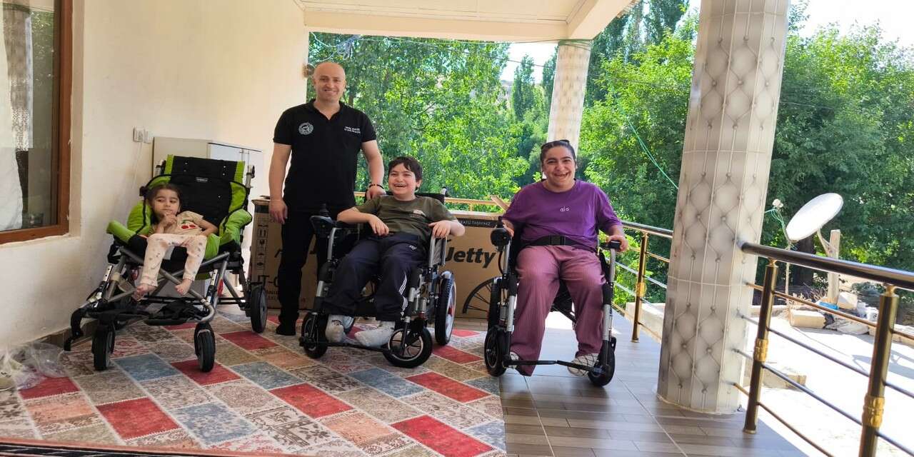 Derecik’te Özel Gereksinimli 3 Kardeşe Anlamlı Destek